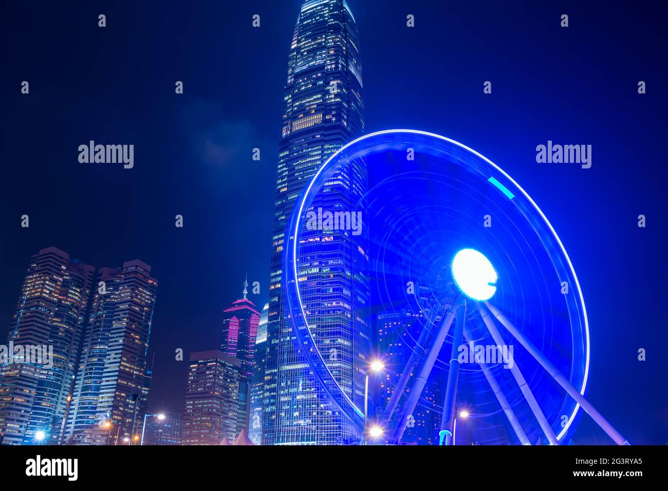 Grande grande grande grande roue sur le fond des gratte-ciels de nuit Banque D'Images