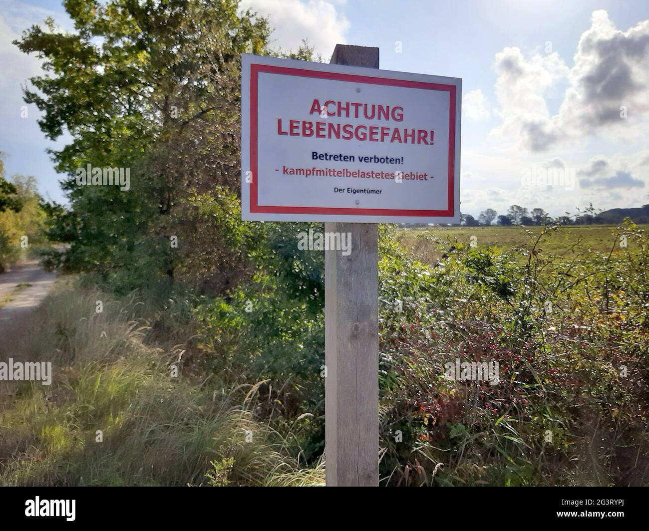 Panneau d'avertissement : attention : danger de mort ! N'entrez pas ! Zone contaminée par des munitions explosives, Allemagne, Mecklembourg-Poméranie occidentale Banque D'Images