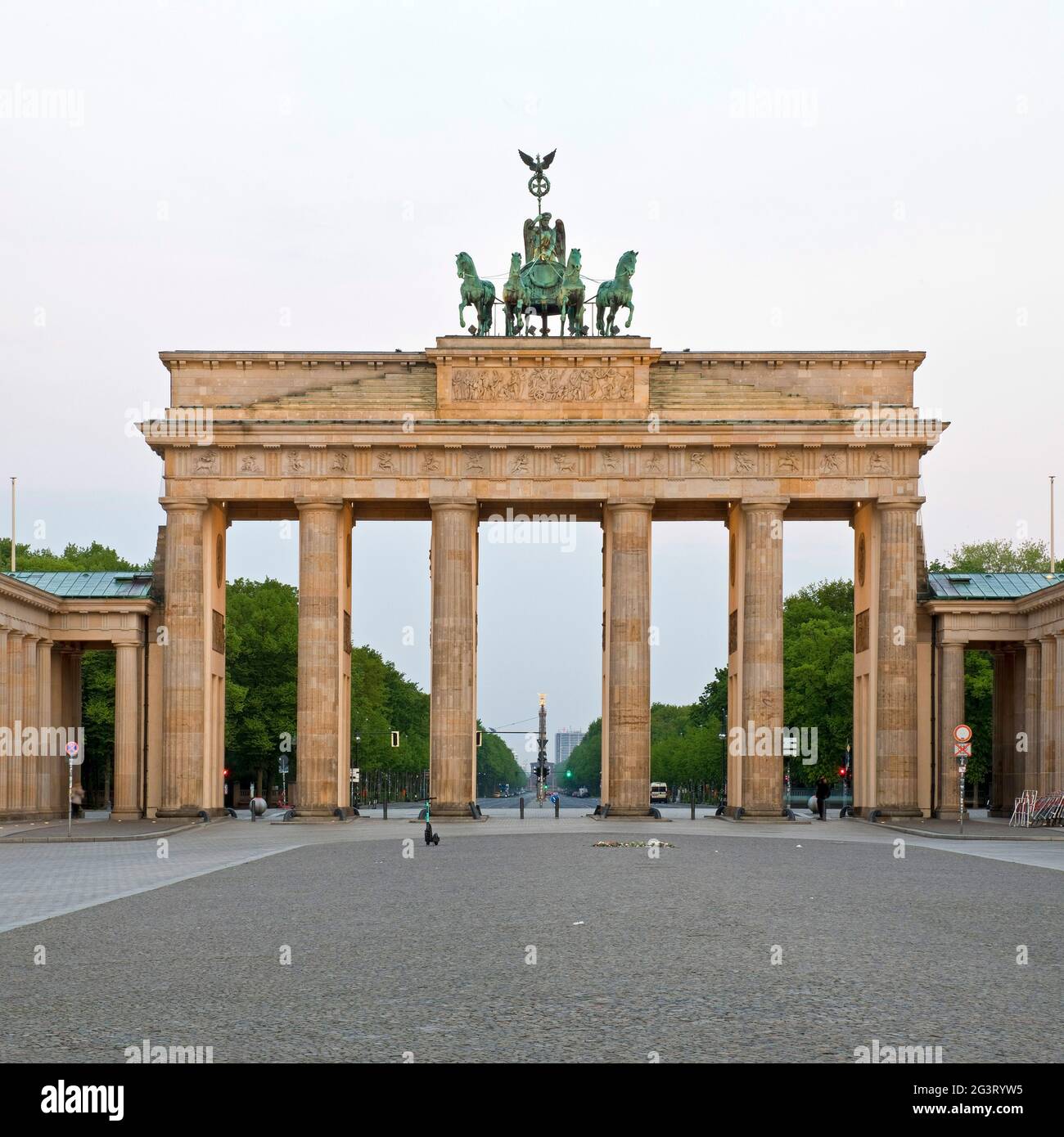 Brandenburger Tor avec Pariser Platz déserte (place de Paris) tôt dans la matinée, Allemagne, Berlin Banque D'Images