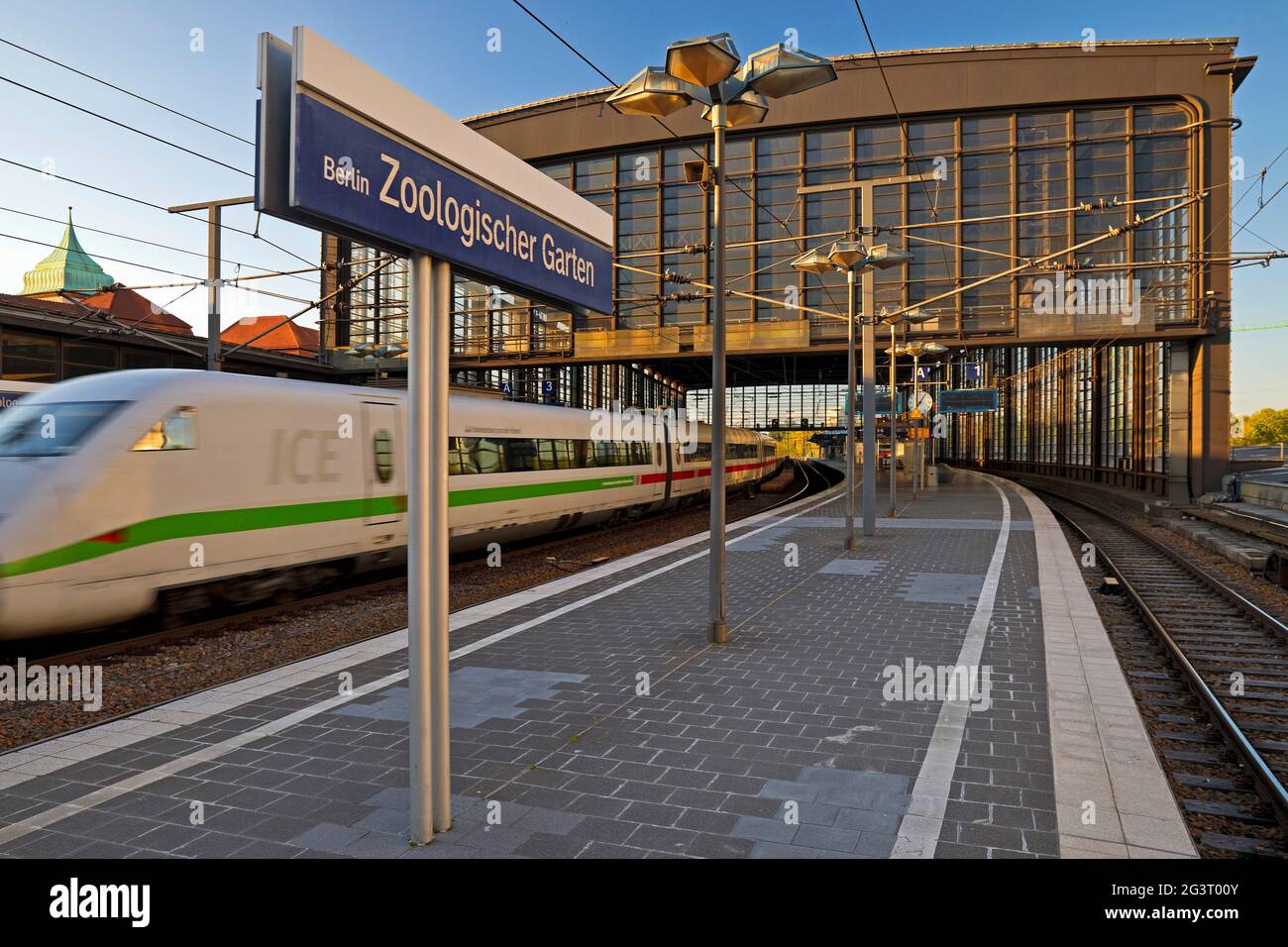 Station Berlin Zoologischer Garten, appelée station Zoo avec GLACE de voyage, Allemagne, Berlin Banque D'Images