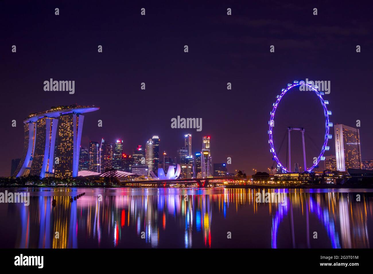 Singapour de nuit et réflexion Banque D'Images