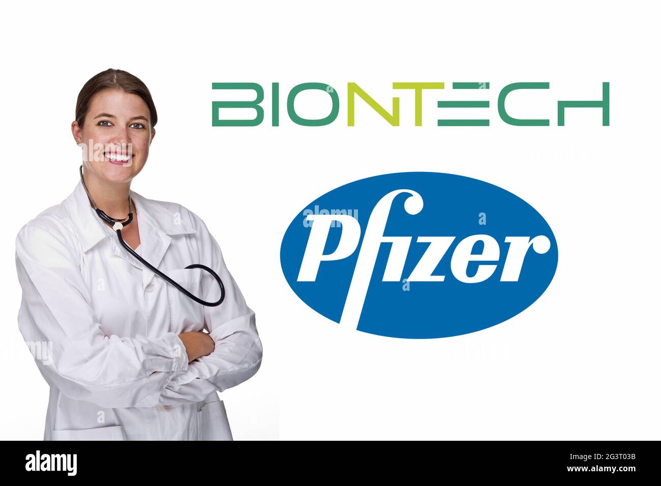 Jeune médecin avec stéthoscope devant le logo de Biontech Pfizer Banque D'Images