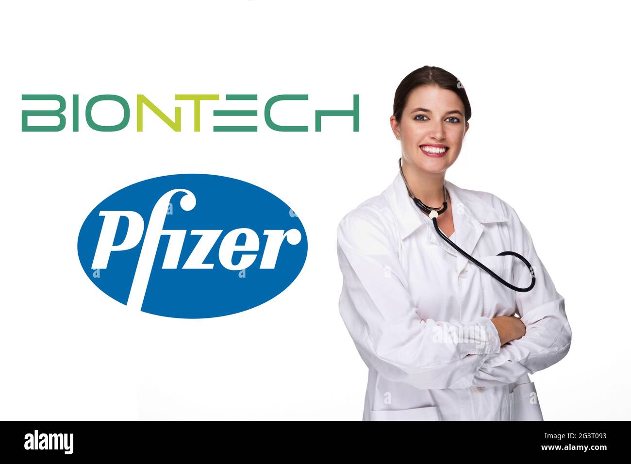 Jeune médecin avec stéthoscope devant le logo de Biontech Pfizer Banque D'Images