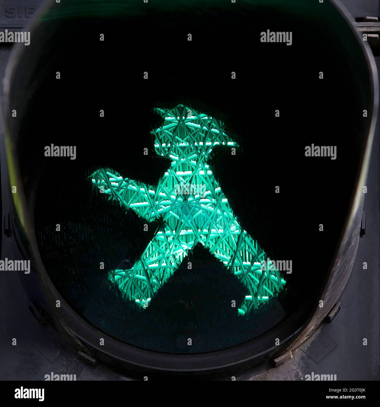 Feux de circulation piétonniers avec vert est allemand Ampelmaennchen Galoppo , Allemagne, Berlin Banque D'Images