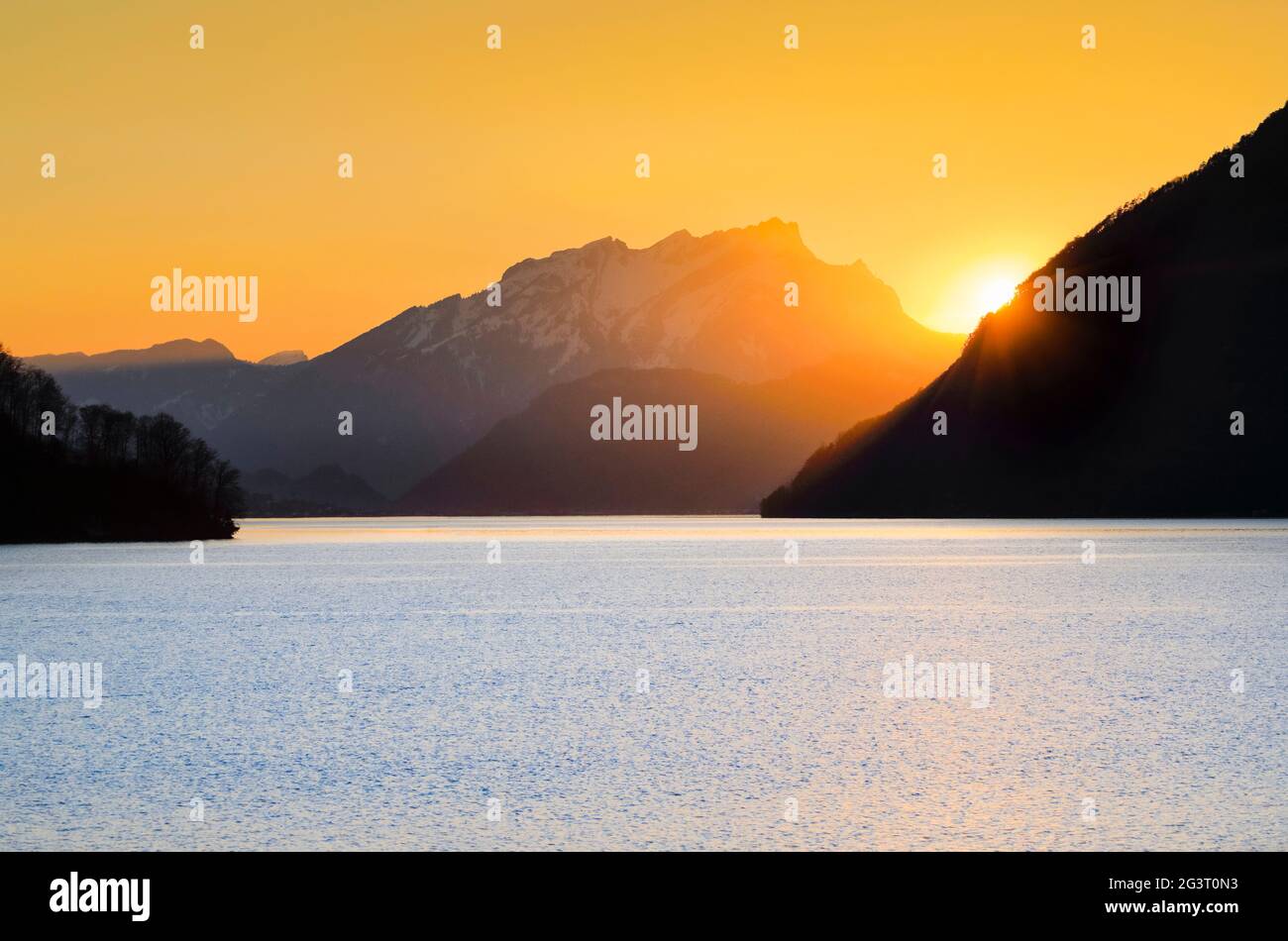 lac avec paysage de montagne, vue de Brunnen sur le lac de Lucerne au coucher du soleil, Mont Pilatus en arrière-plan, Suisse Banque D'Images