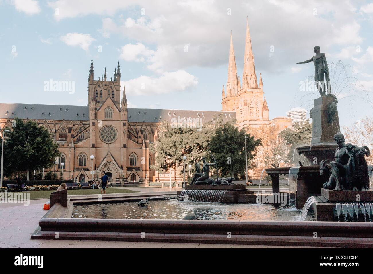 Cathédrale Sainte-Marie avec des touristes à Sydney, Nouvelle-Galles du Sud, Australie Banque D'Images