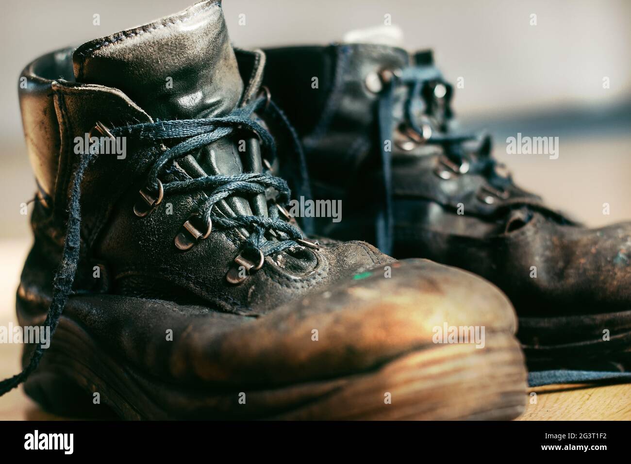 Anciennes bottes de travail usées avec laçage. Chaussures en cuir qui doivent être réparées ou remplacées. Gros plan Banque D'Images