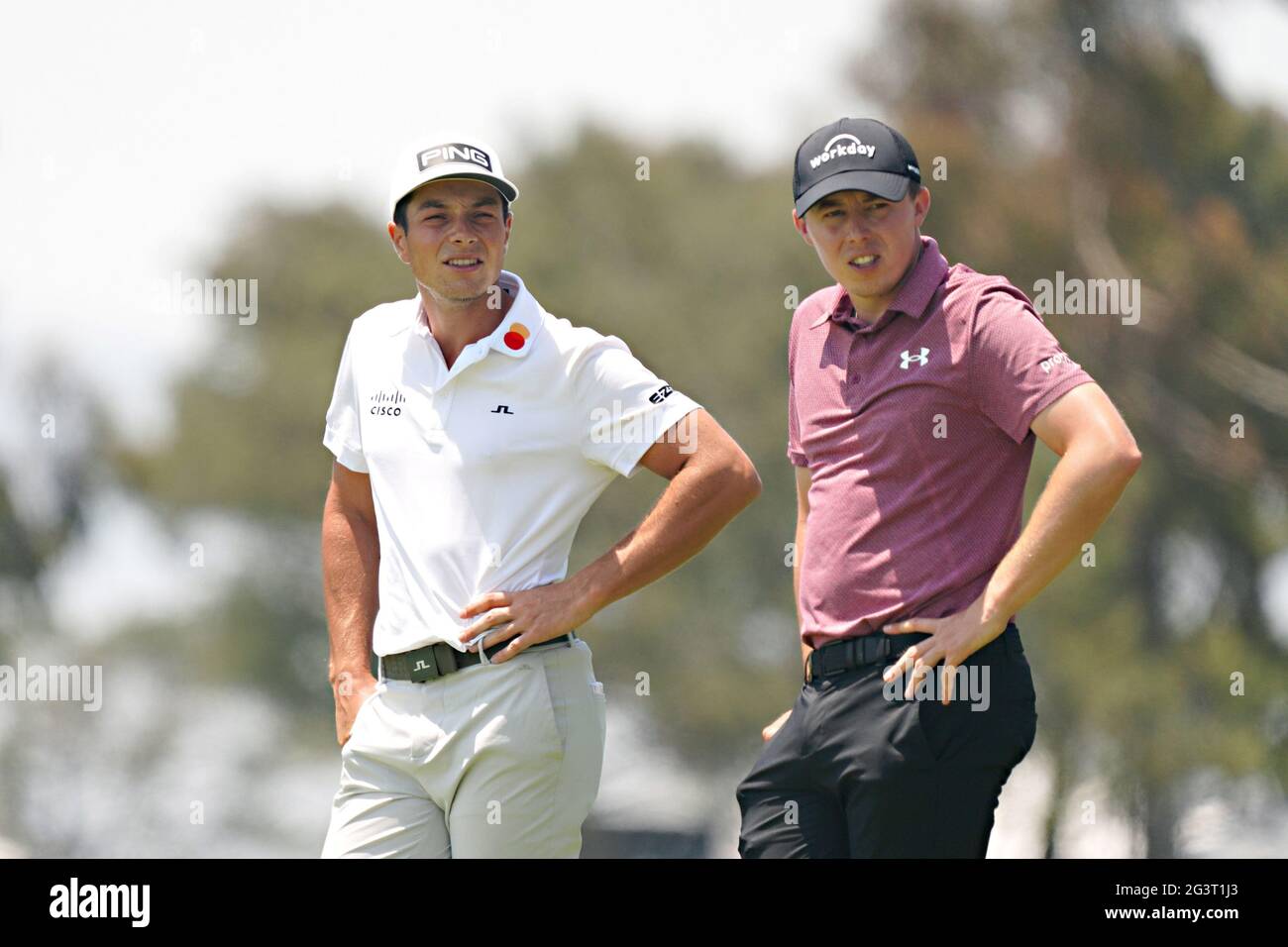 San Diego, États-Unis. 17 juin 2021. Viktor Hovland de Norvège, à gauche, avec Matt Fitzpatrick d'Angleterre sur le dix-septième trou pendant la première journée de compétition au 121e Championnat d'Open des États-Unis au parcours de golf de Torrey Pines à San Diego, Californie, le jeudi 17 juin 2021. Photo de Richard Ellis/UPI crédit: UPI/Alay Live News Banque D'Images