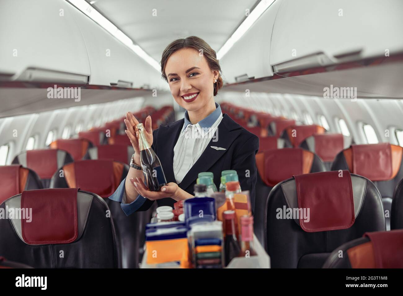 Une bouteille d'alcool avec l'hôtesse dans l'avion Photo Stock - Alamy