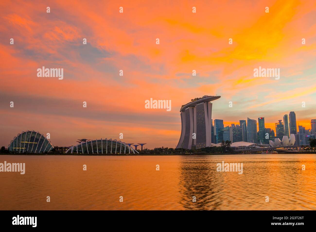 Ciel coloré au coucher du soleil sur Singapour Banque D'Images