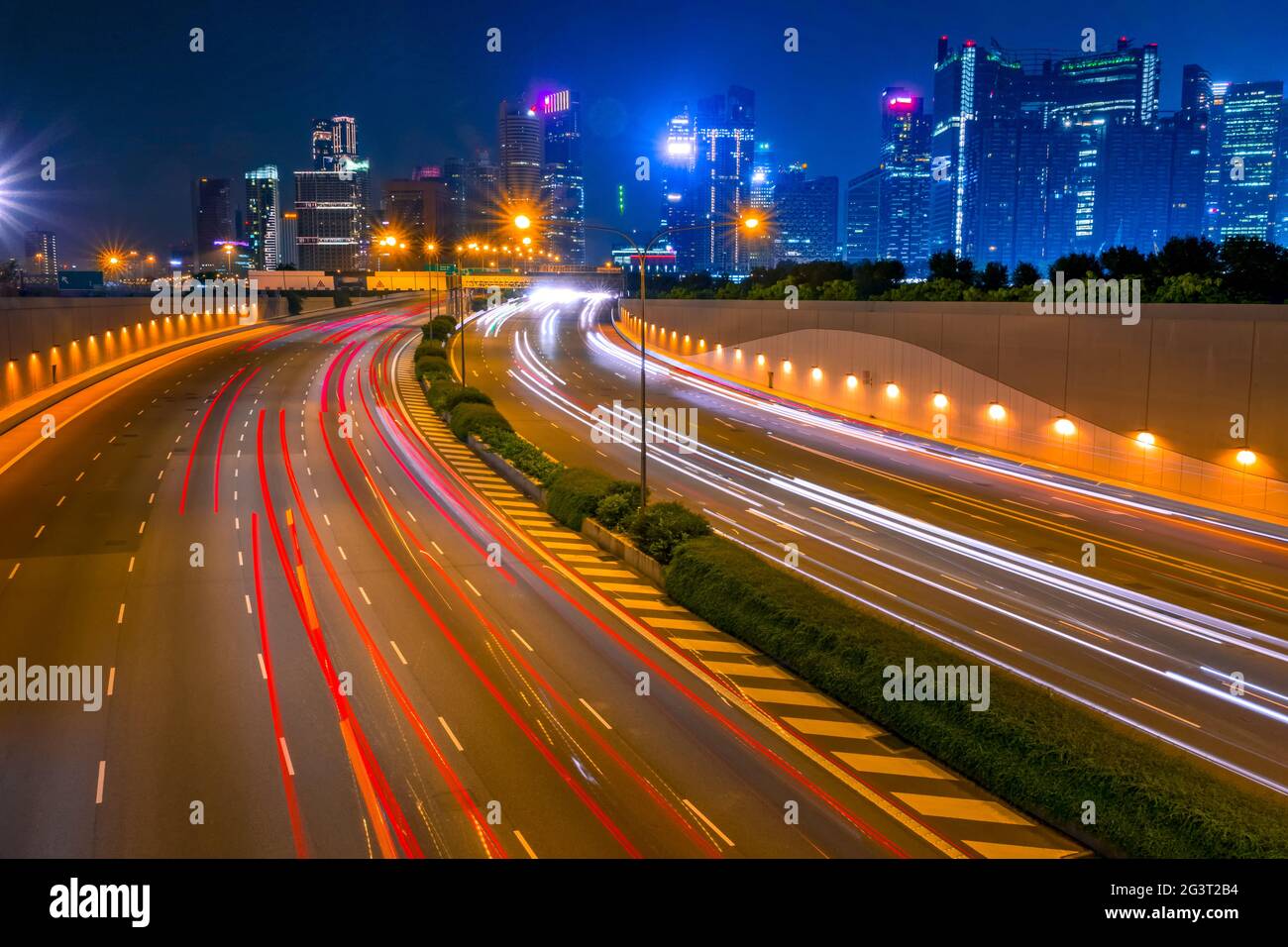 Circulation en soirée sur l'autoroute à voies multiples Banque D'Images