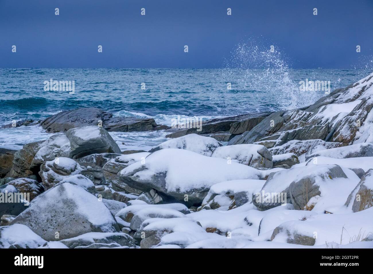 Pierres enneigées sur la côte de l'océan Banque D'Images