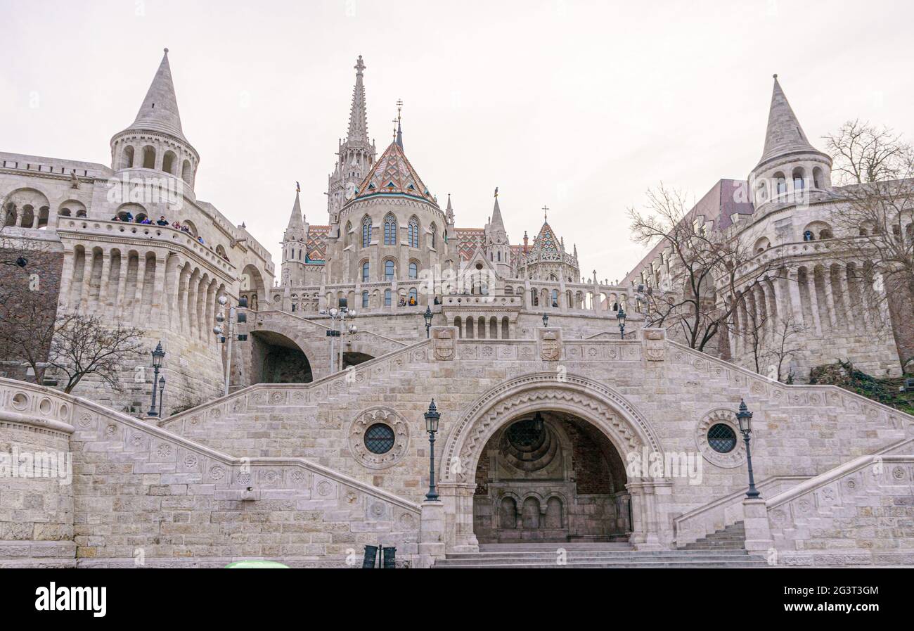 Budapest, Hongrie - 27 mars 2018 : Bastion des pêcheurs. Les tours coniques de Castle Hill, sont une allusion aux tentes tribales de t Banque D'Images