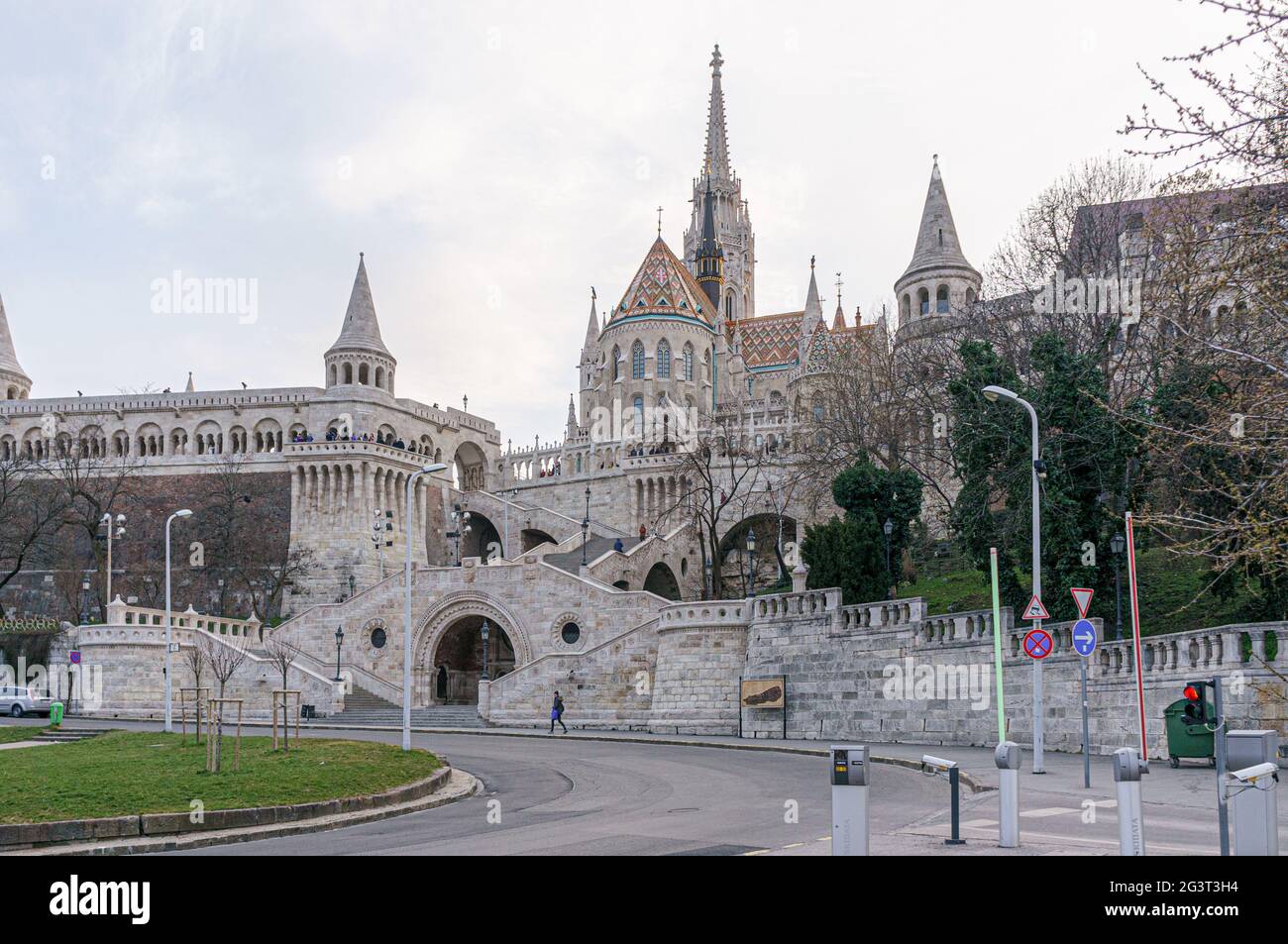 Budapest, Hongrie - 27 mars 2018 : Bastion des pêcheurs. Les tours coniques de Castle Hill, sont une allusion aux tentes tribales de t Banque D'Images