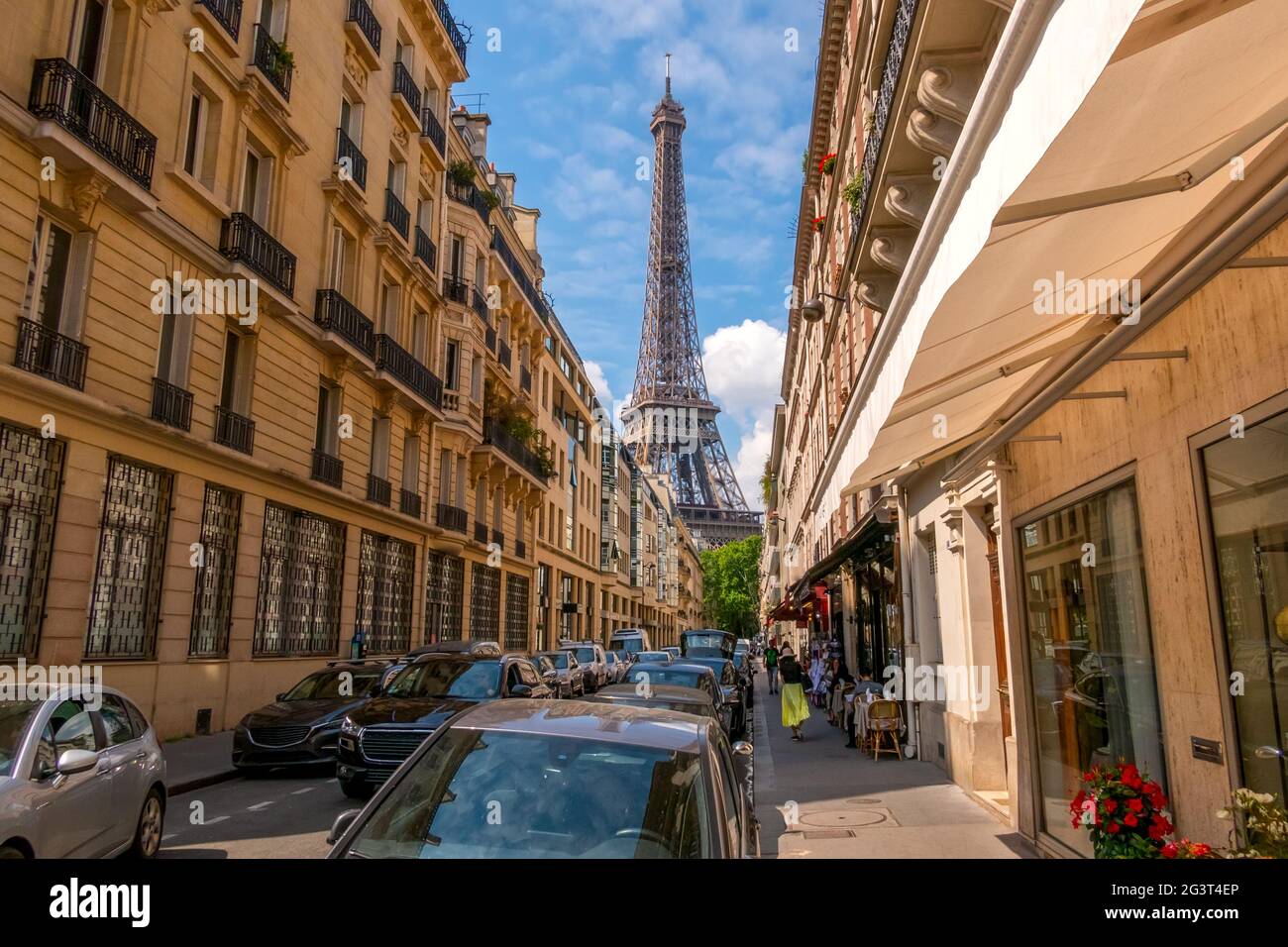 L'étroite rue de Paris et la Tour Eiffel Banque D'Images