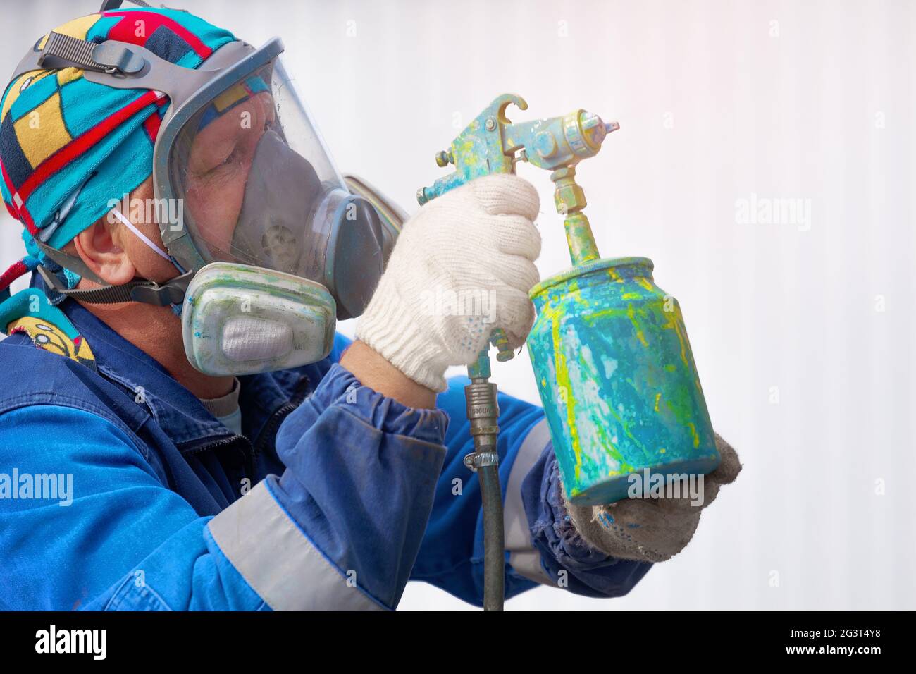 Travail industriel. Amorçage des produits métalliques à partir du pistolet du compresseur Banque D'Images
