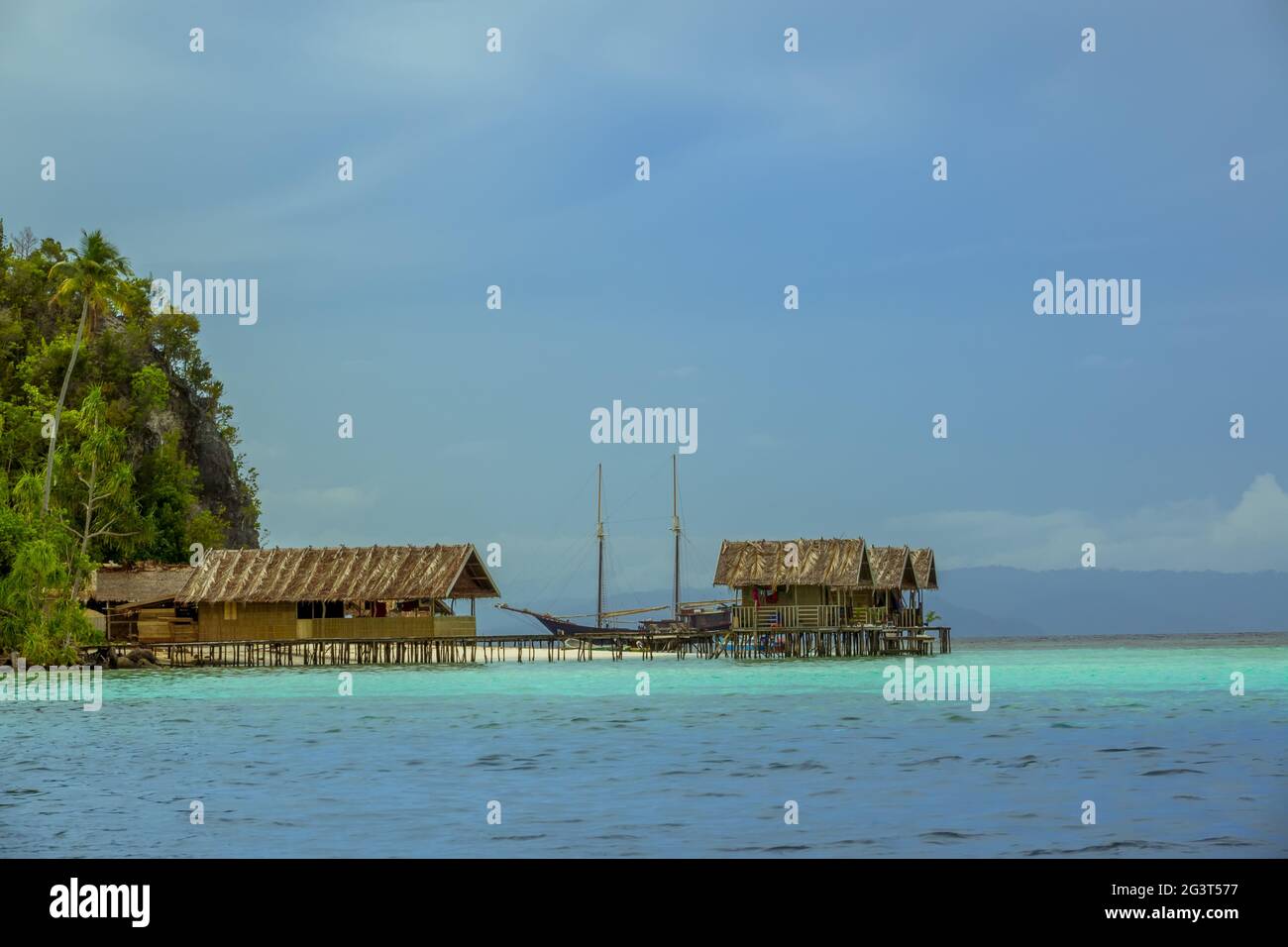 Maisons du soir sur pilotis et Schooner à deux mâts Banque D'Images