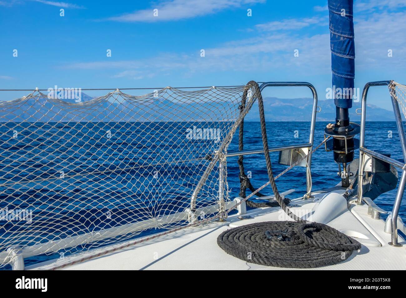 Arc d'un yacht à voile et corde noire Banque D'Images