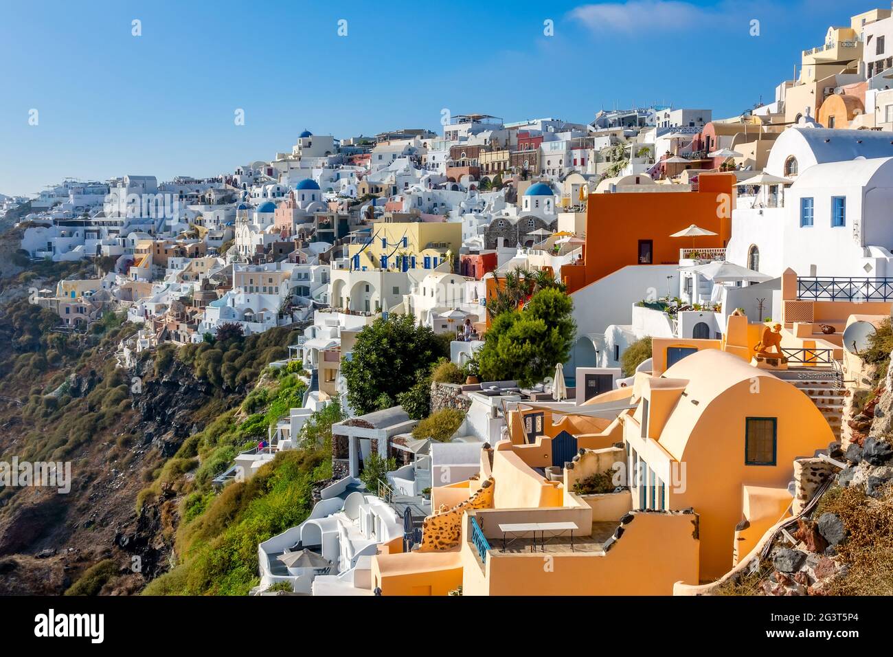 Santorini bâtiments colorés sur la côte des Rocheuses Banque D'Images