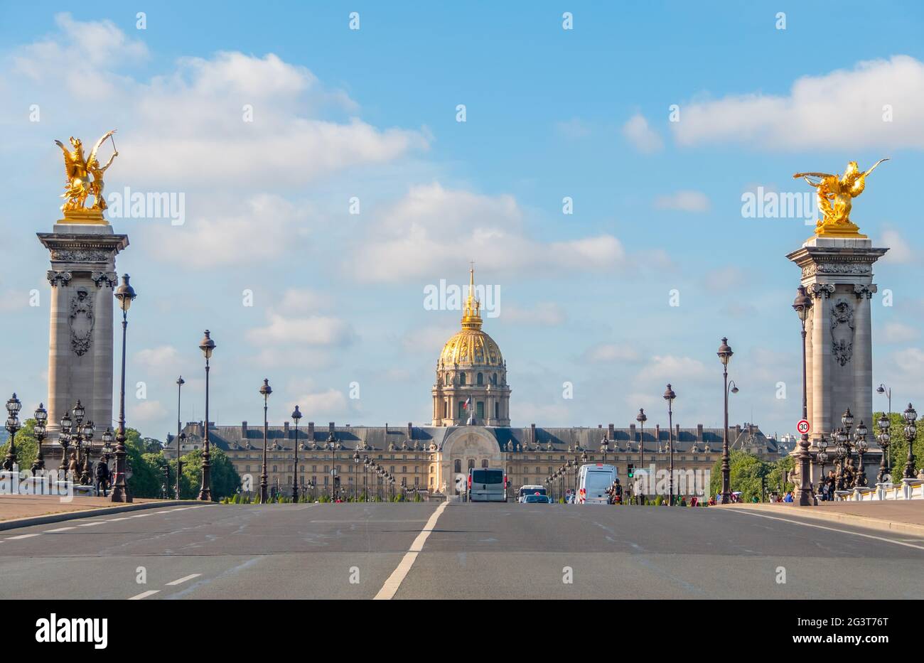 Pont Alexandre III et façade de l'Esplanade Invalides Banque D'Images