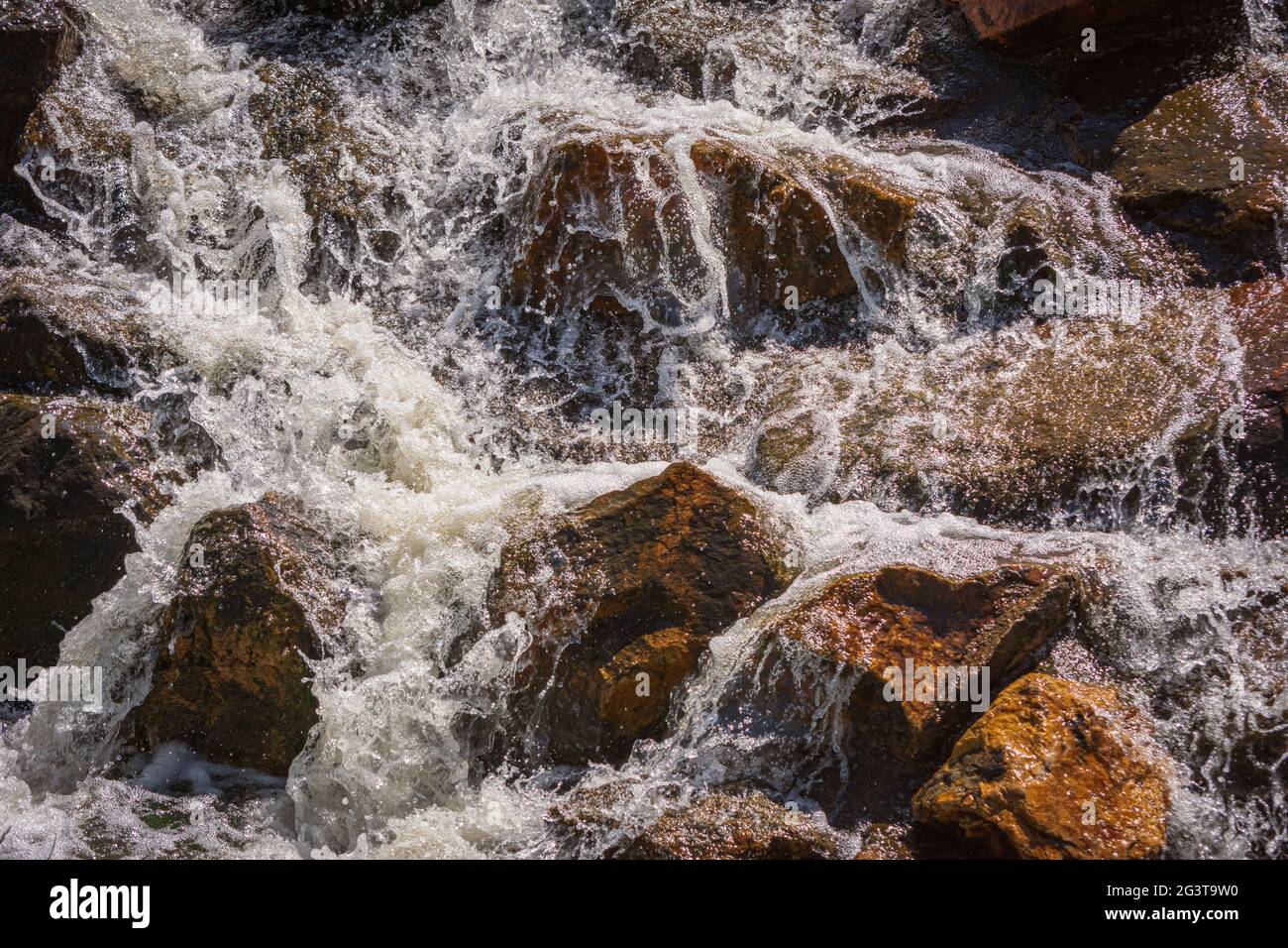 Eau en cascade sur les rochers d'une récente tempête. Sellar's Gulch, Castle Rock Colorado, États-Unis. La photo a été prise en mai. Banque D'Images