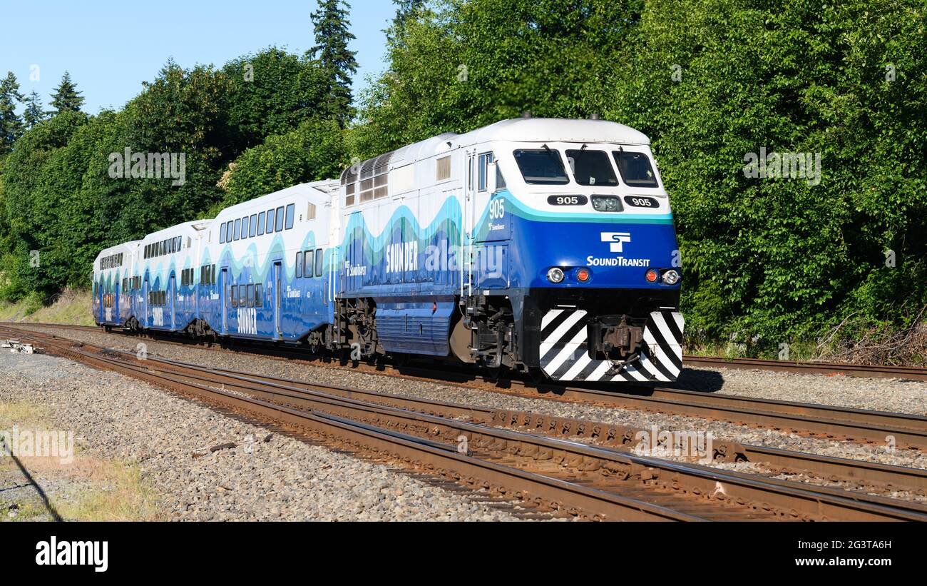 Mukilteo, WA, États-Unis - 16 juin 2021 ; le train de banlieue bleu et blanc en direction du nord passe par Mukilteo avec service en soirée de Seattle à Everett Banque D'Images