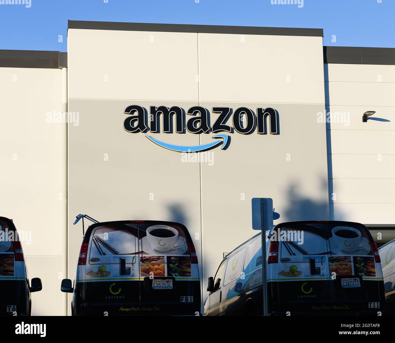 Everett, WA, États-Unis - 16 juin 2021 ; la société Amazon signe un entrepôt à North Everett, État de Washington, avec des fourgonnettes de livraison de la société Banque D'Images