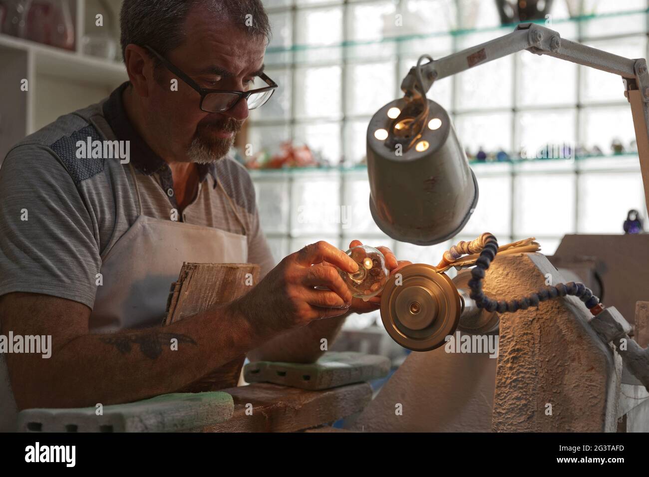 Un artisan travaillant dans le département de sculpture de l'usine de cristal de Waterford, dans la ville de Waterford, en République d'Irlande. Banque D'Images