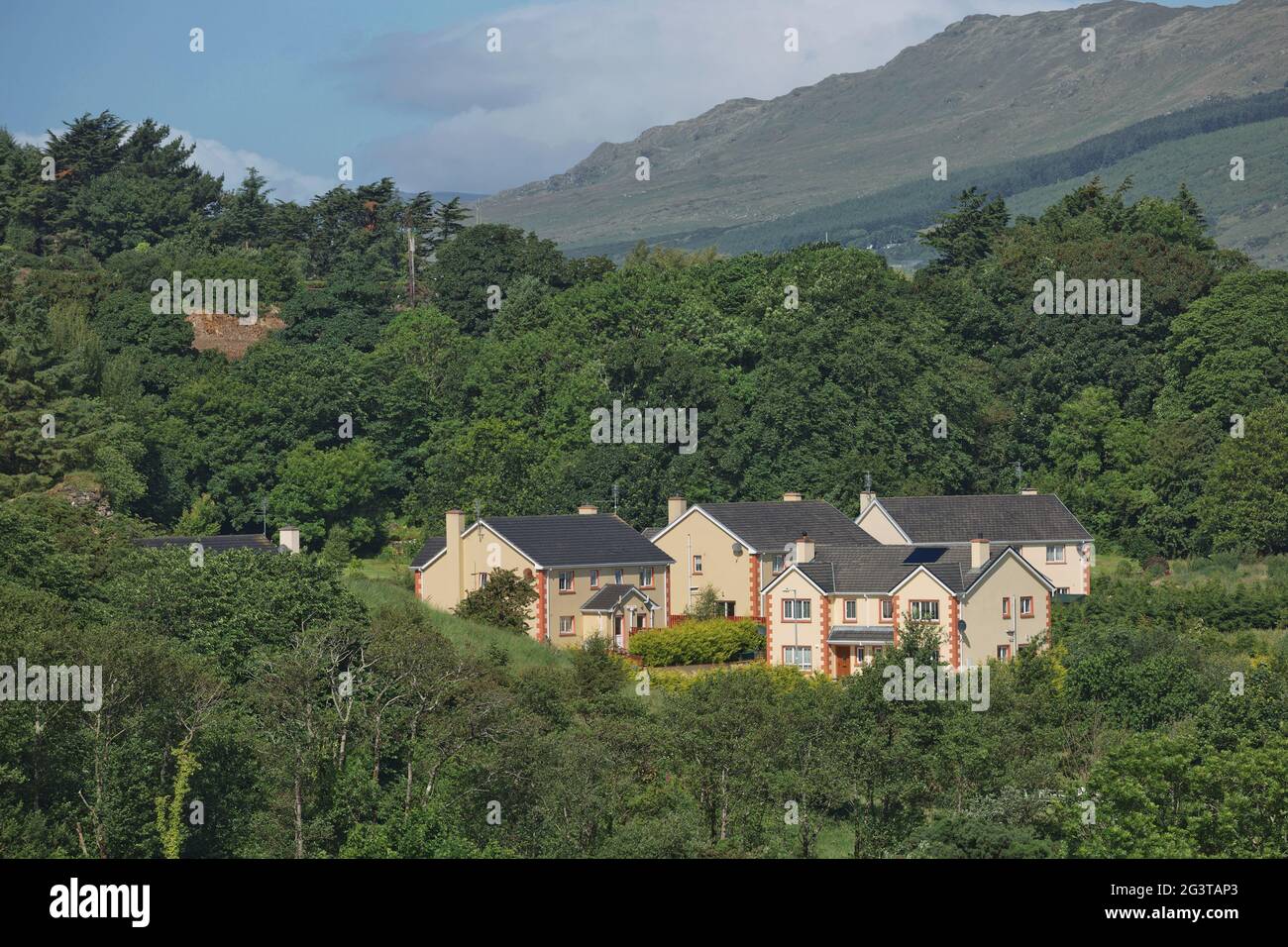 Les gens apprécient de vivre dans un paysage magnifique rempli de formations rocheuses le long de la côte irlandaise Banque D'Images