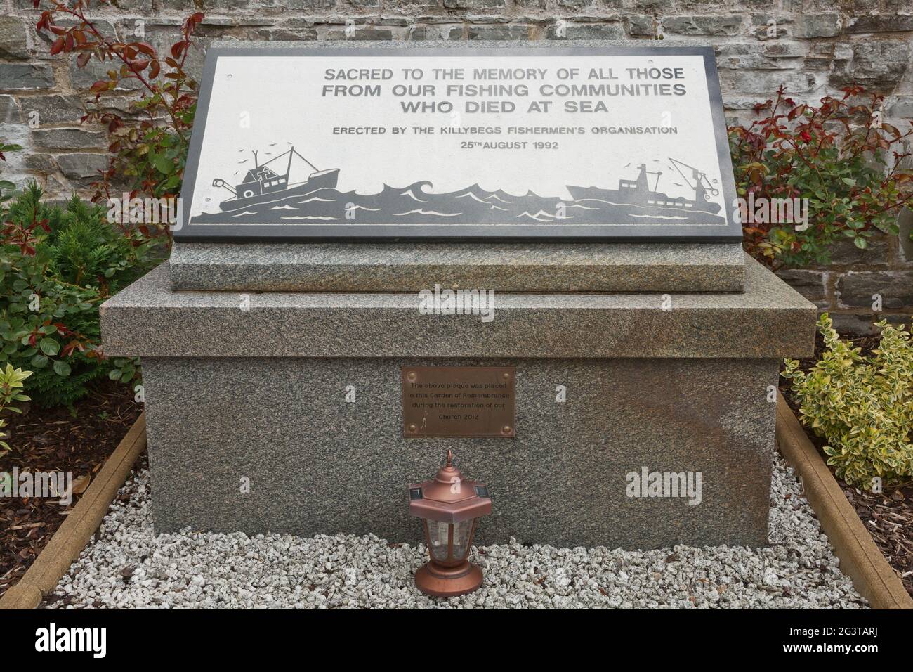 Monument à la mémoire de ceux qui sont morts en mer dans le port de pêche de Killybegs à Saint Marys church Banque D'Images