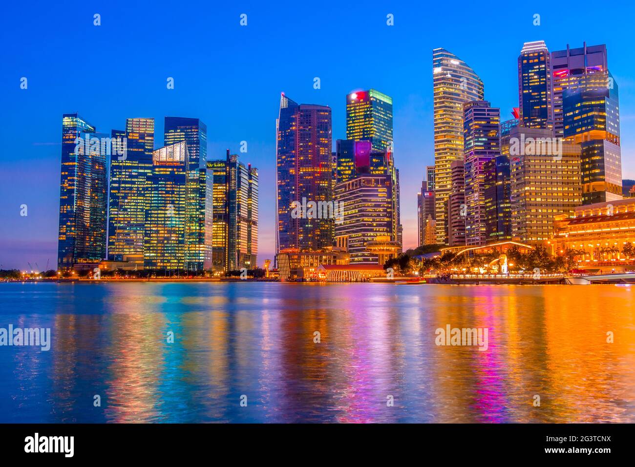 Soirée à Singapour et les lumières du centre-ville Banque D'Images