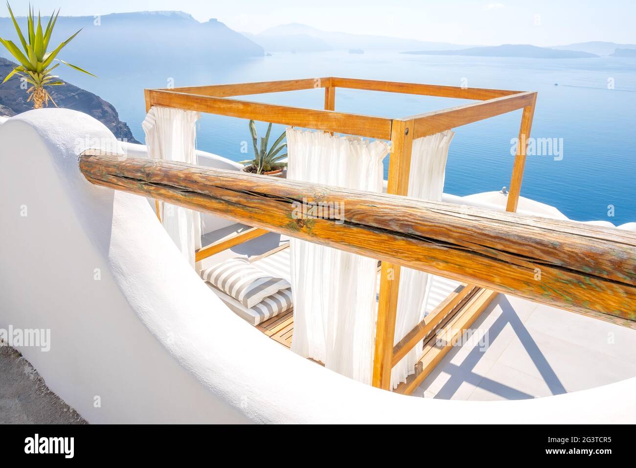 Endroit pour bronzer dans un hôtel sur l'île de Santorini Banque D'Images