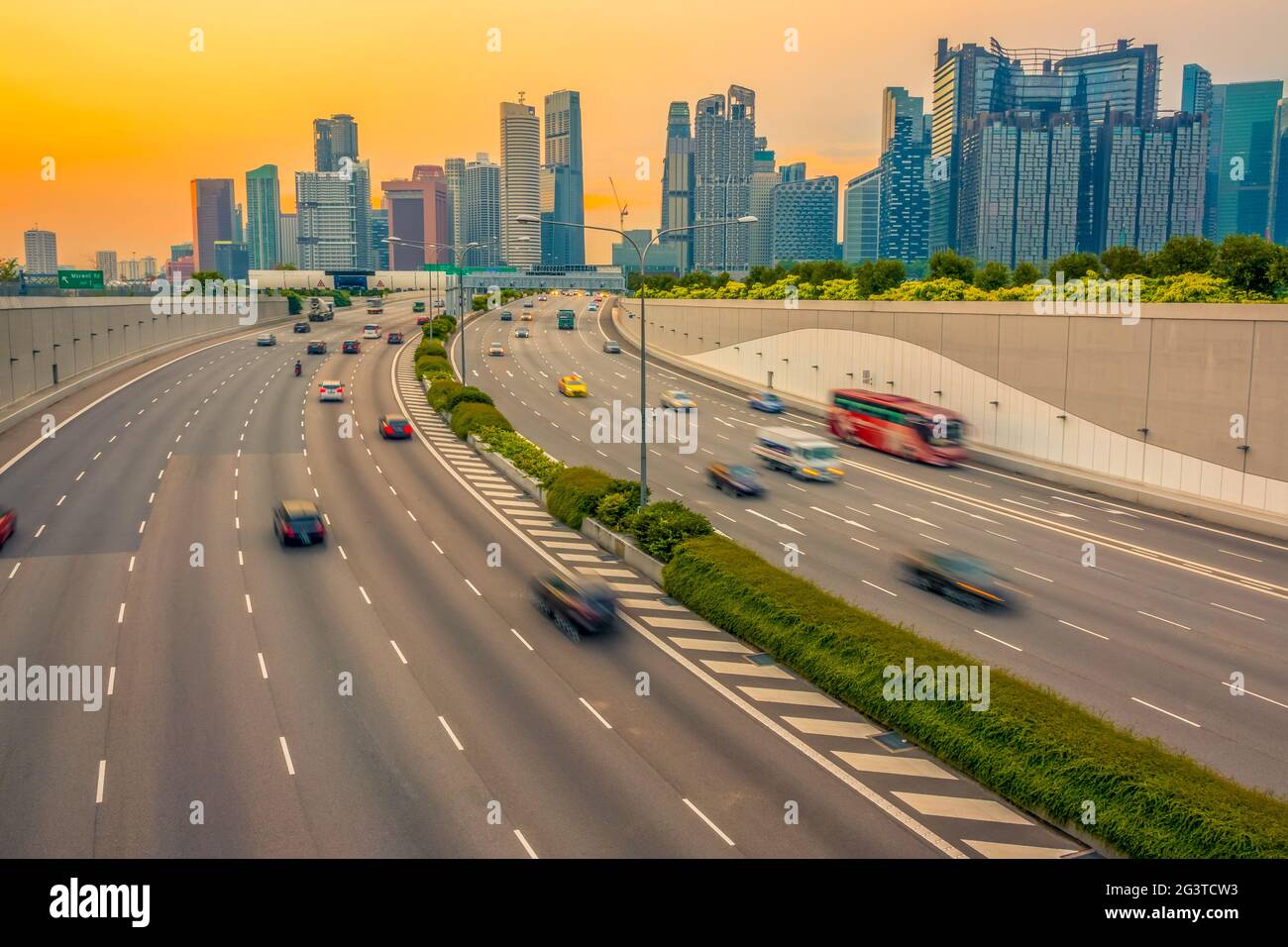 Circulation sur l'autoroute à voies multiples en soirée Banque D'Images