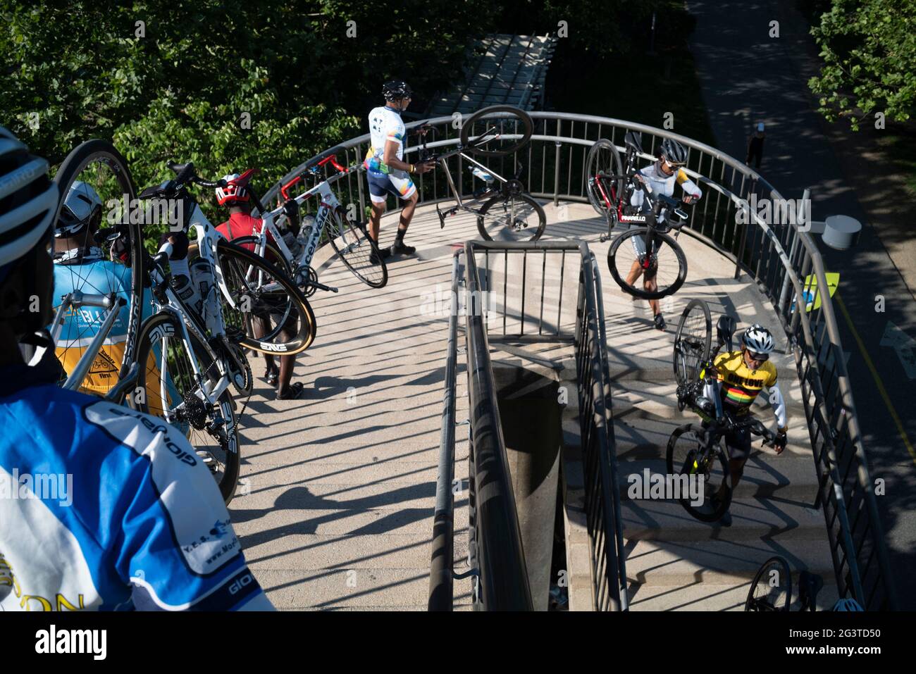 Philadelphie, États-Unis. 17 juin 2021: Les cyclistes du Major Taylor Cycling Club du New Jersey marchent leurs vélos sur les marches de Walnut Street sur la Schuylkil Trail à Philadelphie, PA. Le groupe de 12 cyclistes se trouve à vélo à Washington, DC pour participer à l'événement majeur de Taylor Junethidth Cycling à partir de Haines Poiint. Le groupe a commencé sa randonnée de trois jours depuis Newark, le NJ. Walther Marshall « Major » Taylor a été le premier champion du monde afro-américain en cyclisme en 1899. Le Congrès devrait faire du dix-septième juin la 11e fête fédérale. Crédit : Brian Branch Price/ZUMA Wire/Alay Live News Banque D'Images