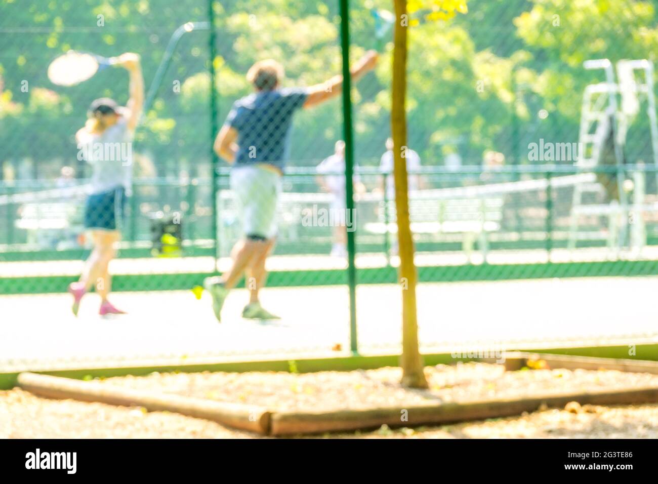 Entraînement de tennis sur le court d'été. Défoqué Banque D'Images