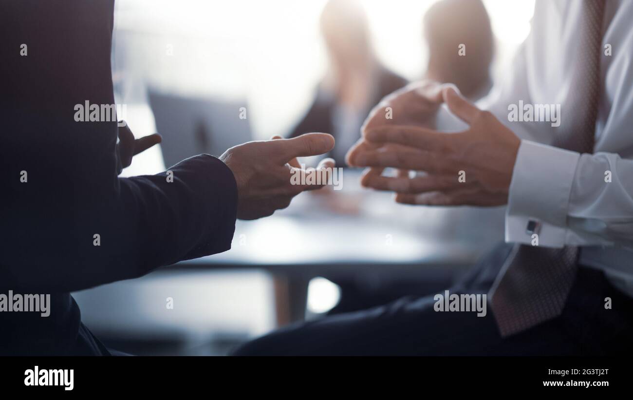 Gros plan. Réunion des chefs de projet. Les mains d'un homme d'affaires ayant une discussion de projet ou un accord commercial ensemble. Thé Banque D'Images