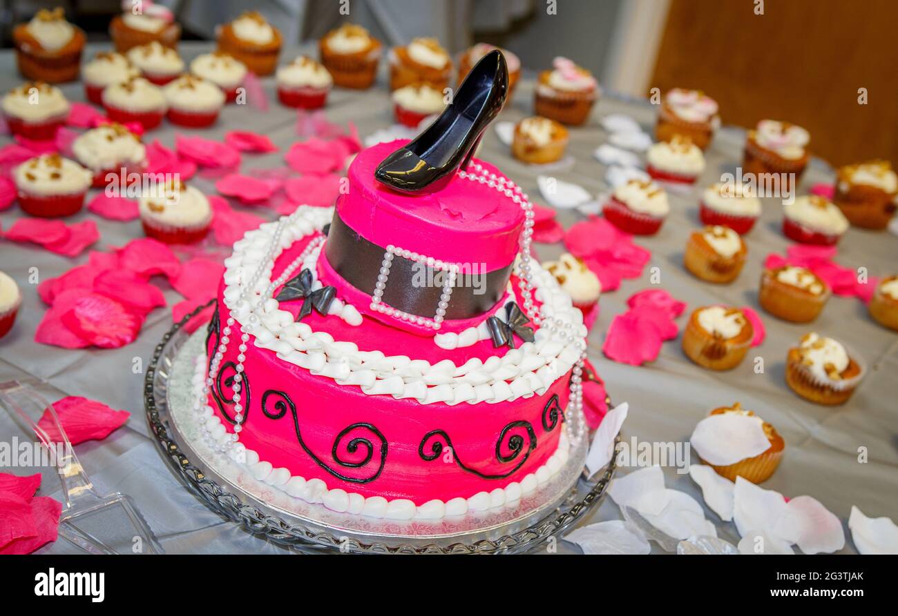 Gâteau d'anniversaire en forme de chapeau avec tire-lait en forme de  coquette en forme de couronne Photo Stock - Alamy