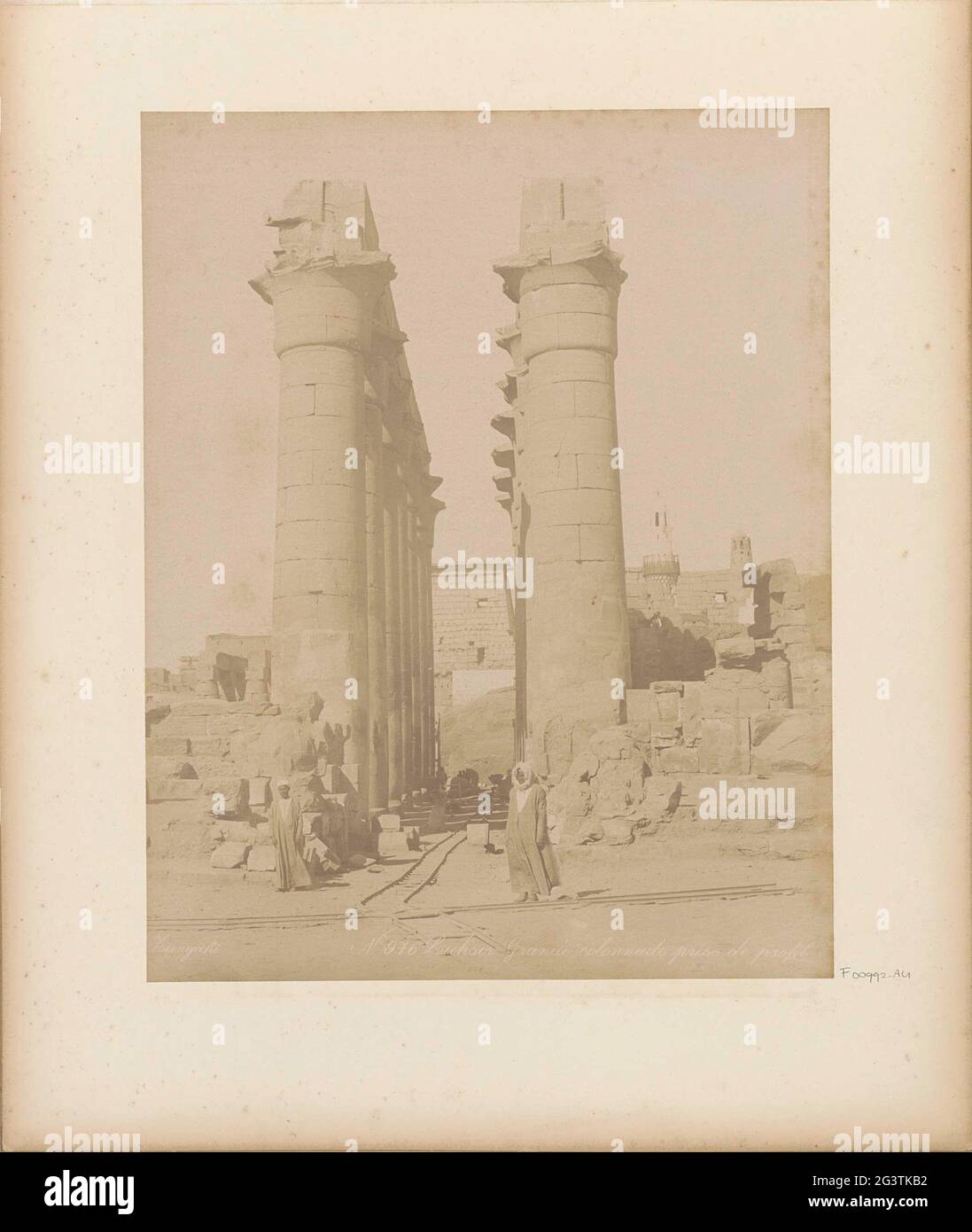 Colonnade avec rails à Louxor; Louksor Grande Colonnade levier de profil. Partie de l'album de voyage avec 80 photos d'Egypte. Banque D'Images