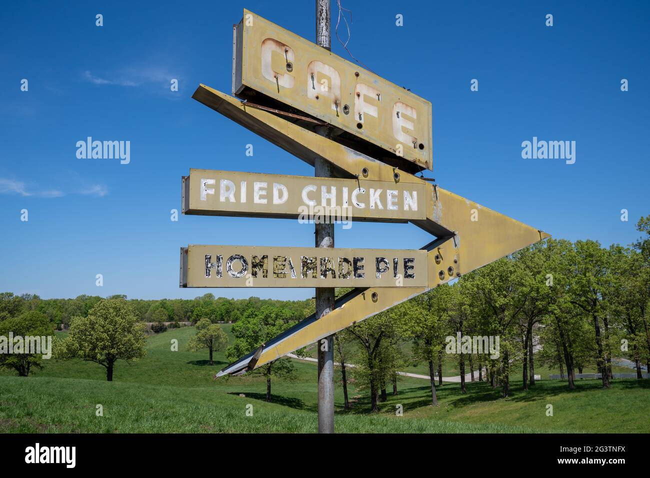 Vieux panneau rouillé pour un café abandonné vendant du poulet frit et de la tarte maison le long de la route 66 dans le Missouri Banque D'Images