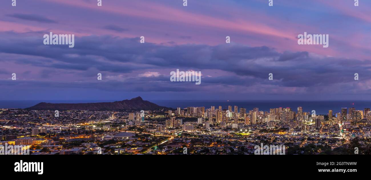 Vue panoramique sur Diamond Head et Waikiki au crépuscule depuis Tantalus. Banque D'Images