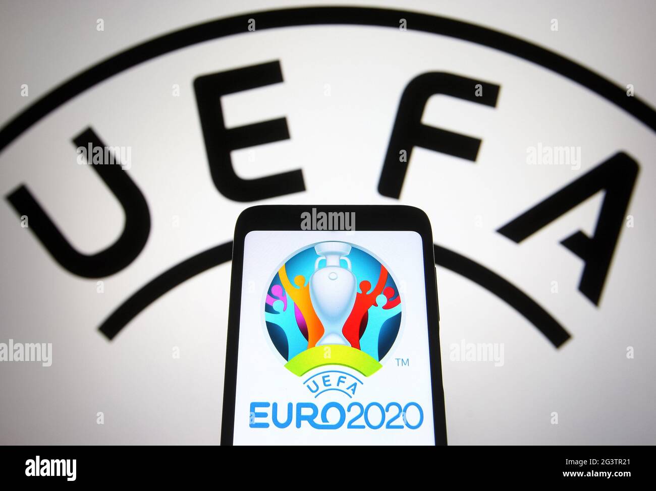 Dans cette illustration, le logo de l'UEFA Euro 2020 (Championnat d'Europe de football 2020 de l'UEFA) est visible sur l'écran d'un smartphone devant le logo de l'UEFA. Banque D'Images