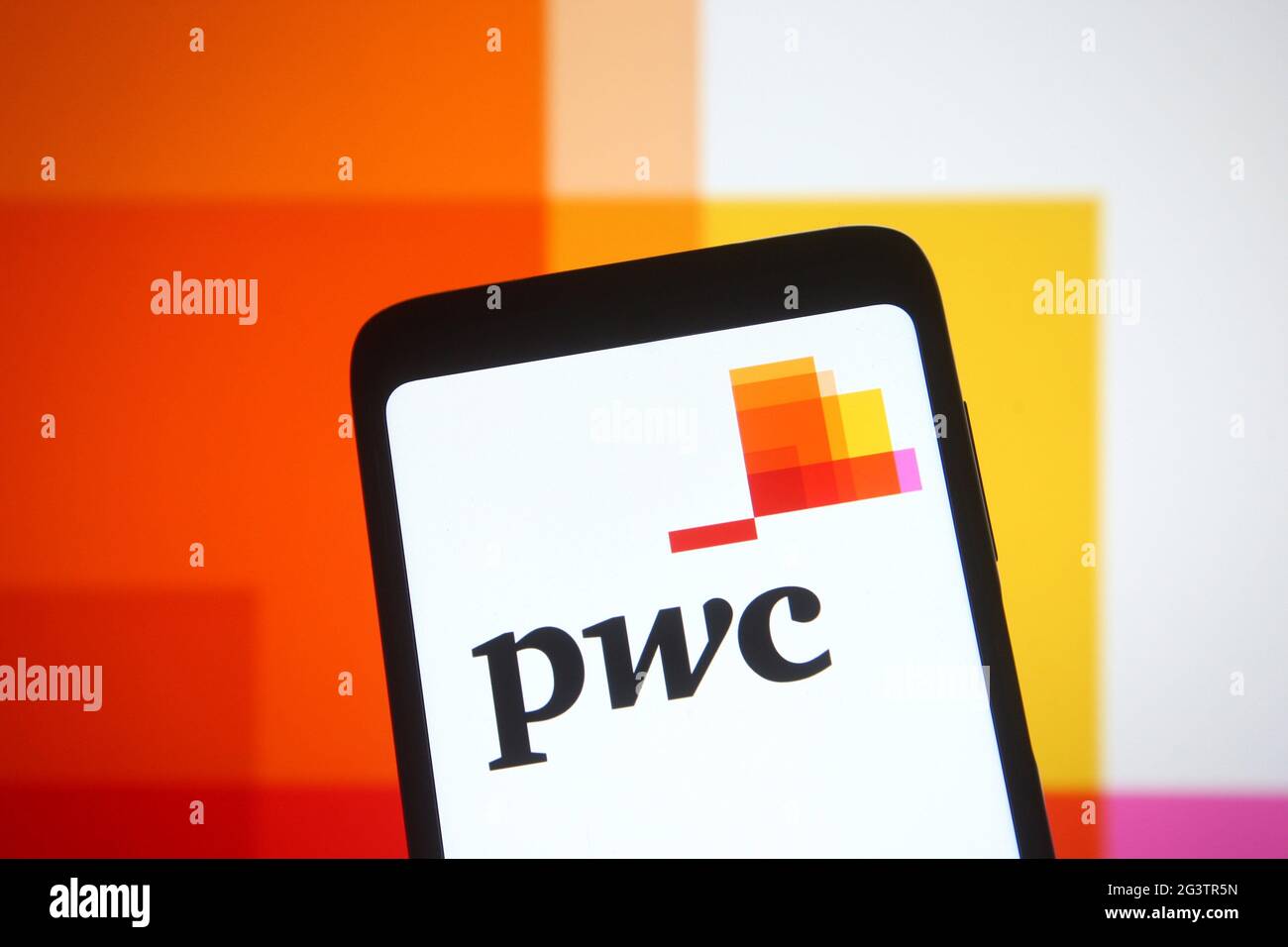 Dans cette illustration, le logo PricewaterhouseCoopers (PwC) apparaît sur l'écran d'un smartphone. Banque D'Images