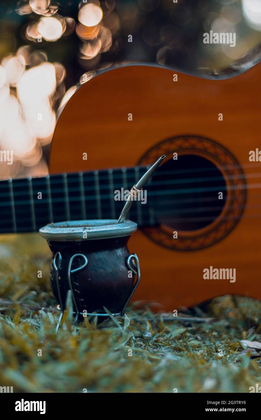 Argentin Custom mate et guitare à l'extérieur dans le parc avec fond de bokeh Banque D'Images