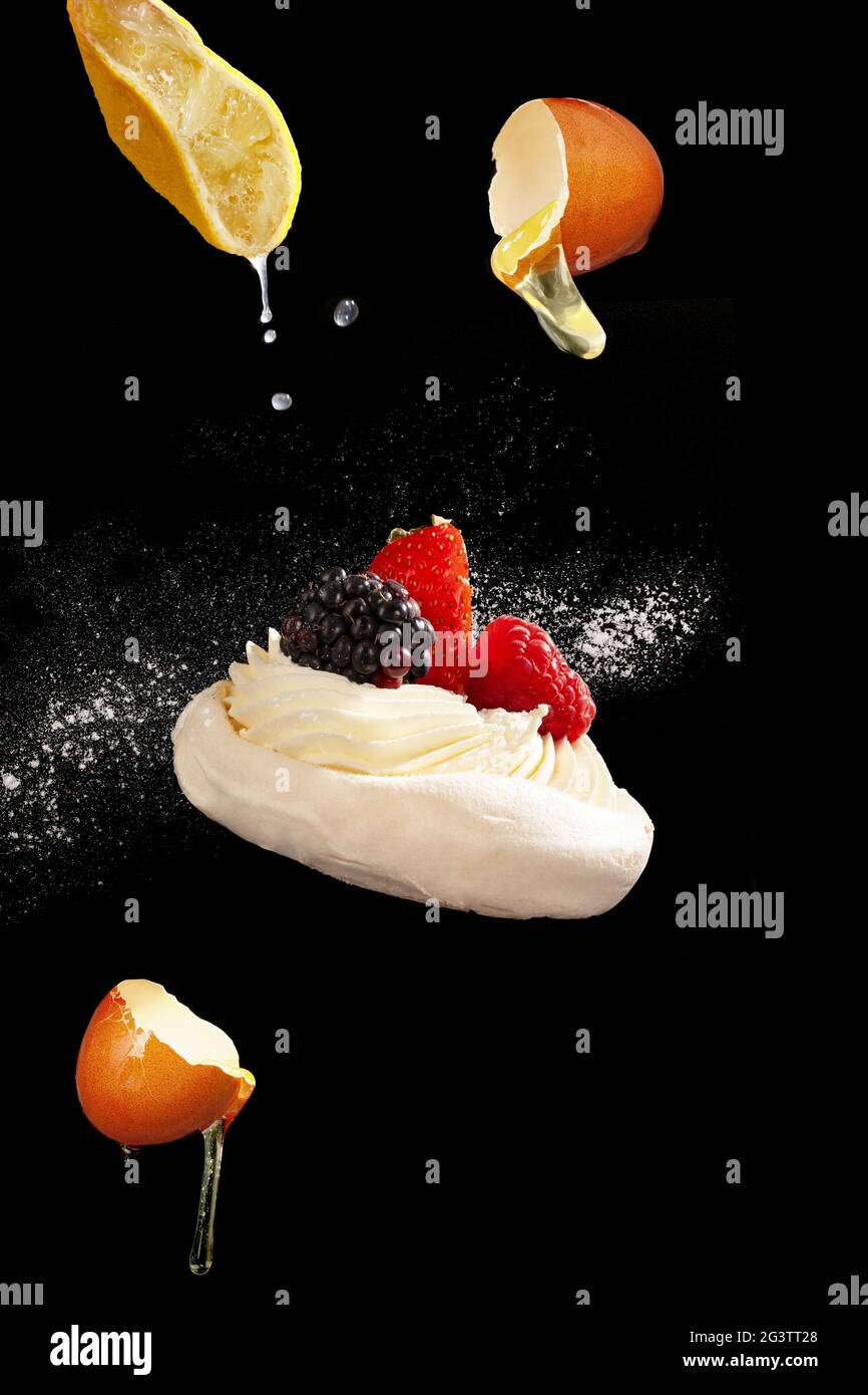 Mini-gâteau Pavlova meringue aux fruits et ingrédients. Banque D'Images