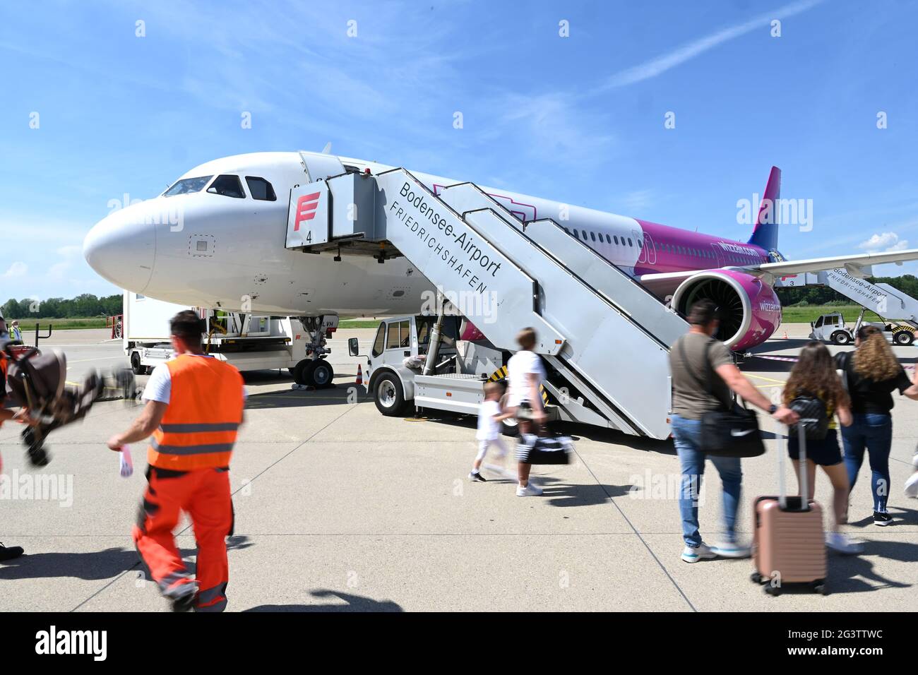 Friedrichshafen, Allemagne. 17 juin 2021. Les passagers marchent avec leurs bagages jusqu'à l'avion pour Skopje, dans le nord de la Macédoine, à l'aéroport du lac de Constance. C'est le seul vol passager d'une compagnie aérienne ce jour-là. (Pour dpa 'les aéroports régionaux voir 'la lumière à la fin du tunnel' en été') Credit: Felix Kästle/dpa/Alay Live News Banque D'Images