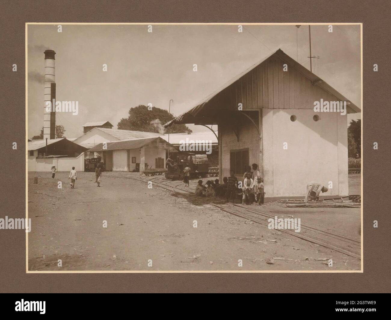 Les Indiens de l'usine de sucre meritjan pèsent le pont et la locomotive à Kediri sur Java; SF. Pont-bascule de Meritjan avec locomotive exempte. Partie de l'album photo avec des enregistrements de quatre sucreries sur Java. Banque D'Images