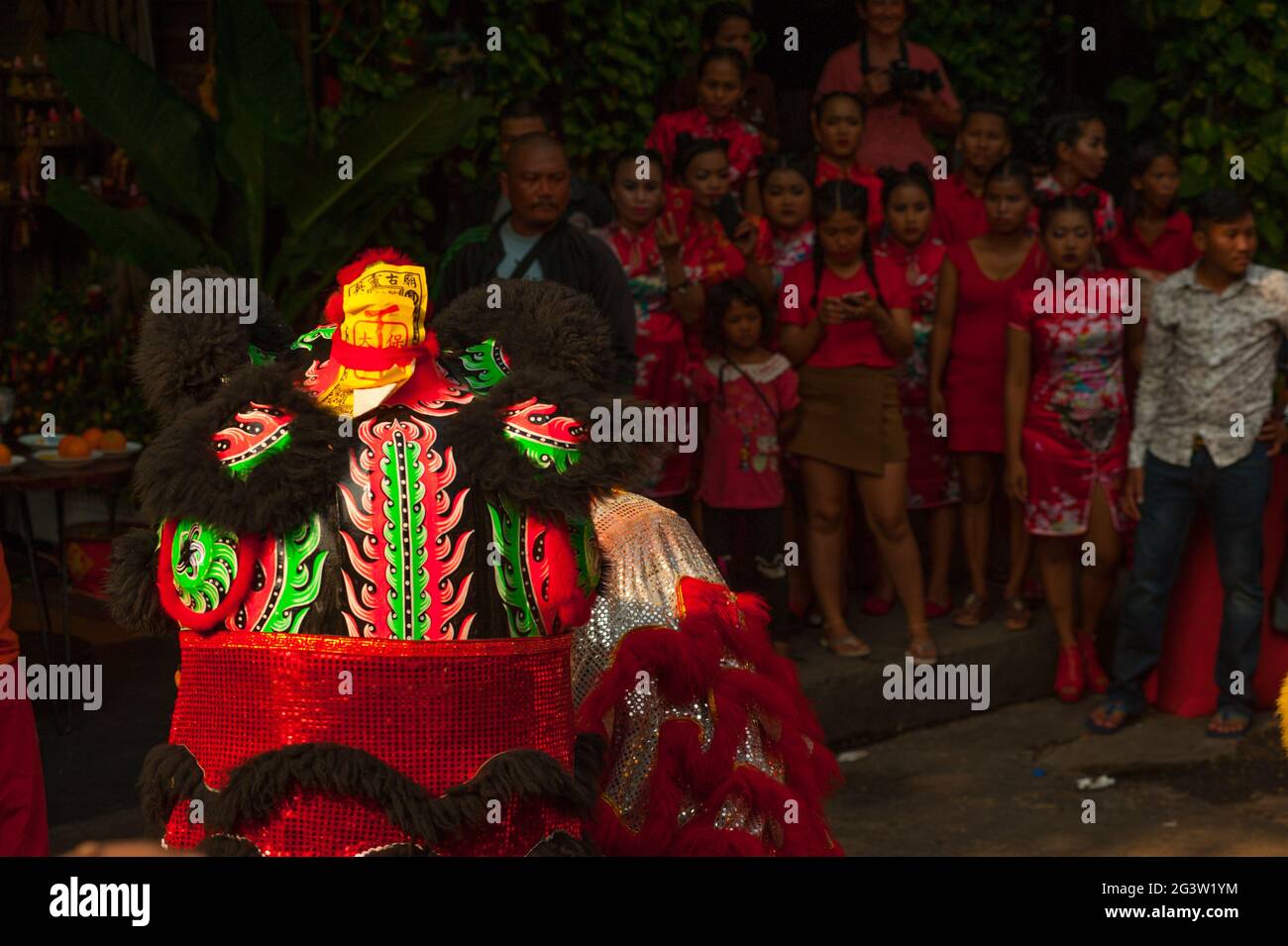 Un groupe de filles de bar cambodgiennes, vêtues de tenues traditionnelles chinoises, regarde la traditionnelle 'danse du lion', devant un bar de girly pendant le nouvel an chinois, 'année du chien'. Phnom Penh, Cambodge. Crédit : Kraig Lieb Banque D'Images