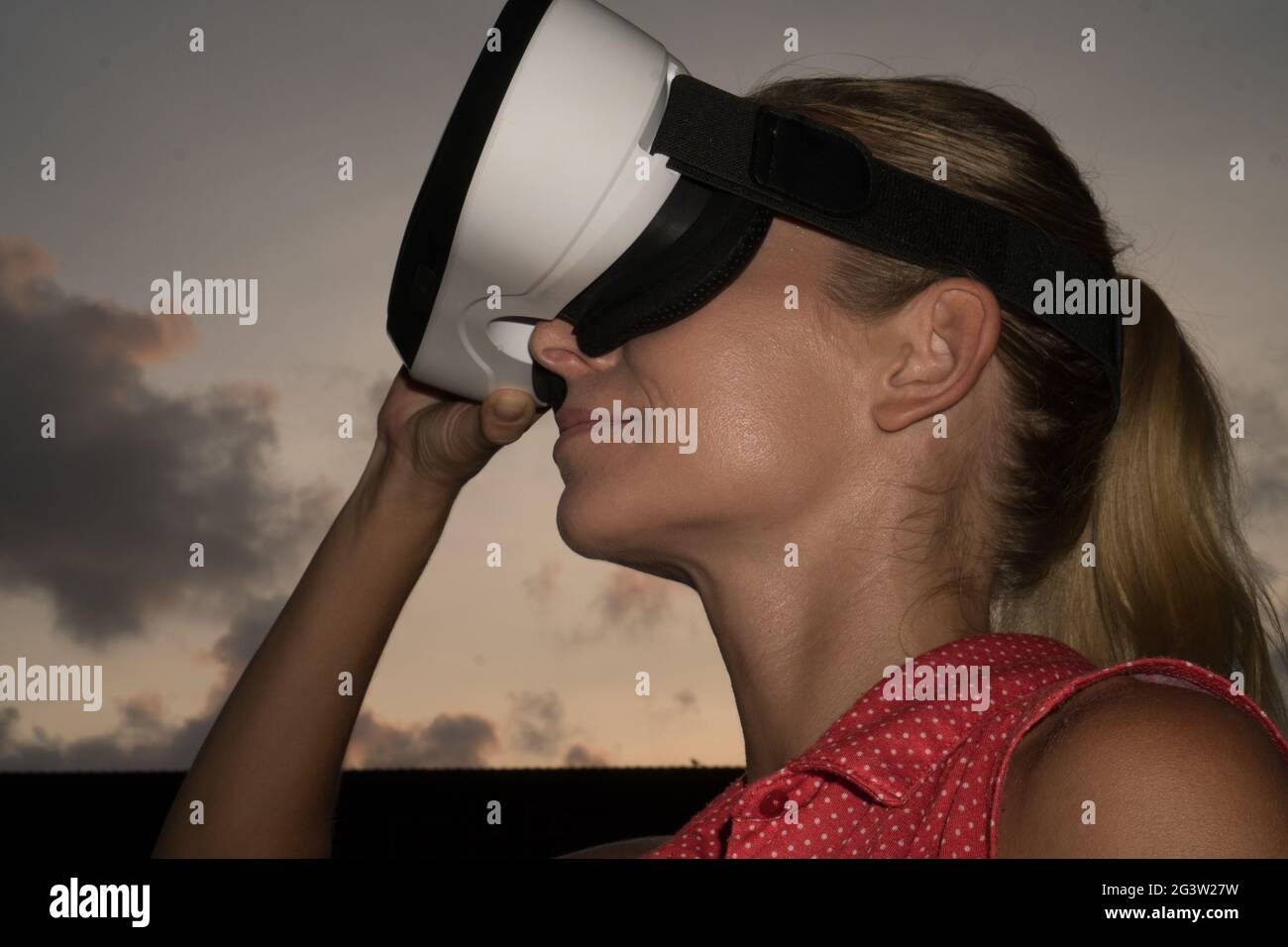 Femme utilise des lunettes de réalité virtuelle à l'extérieur Banque D'Images
