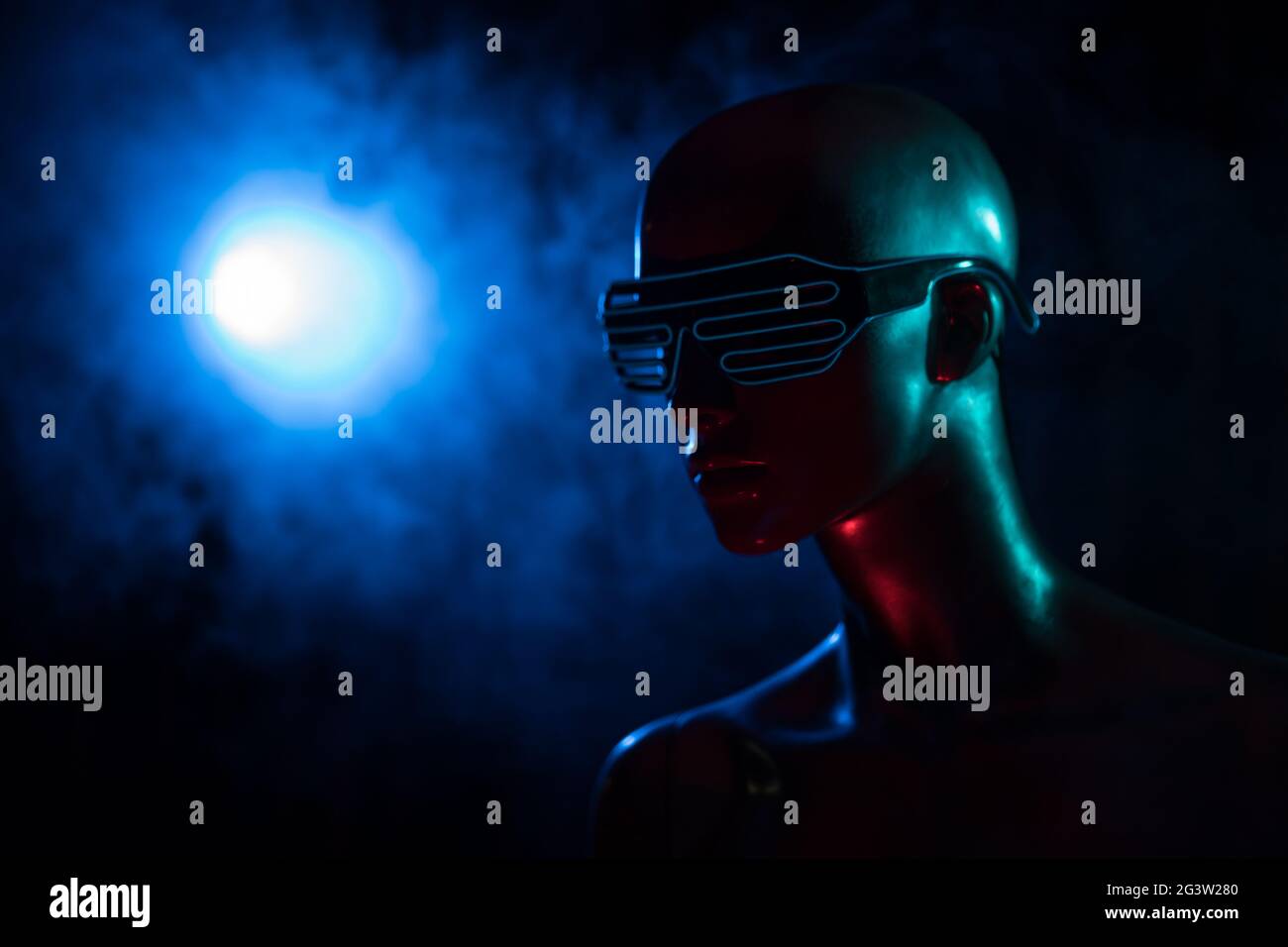 Mannequin féminin avec lunettes à DEL néon Banque D'Images