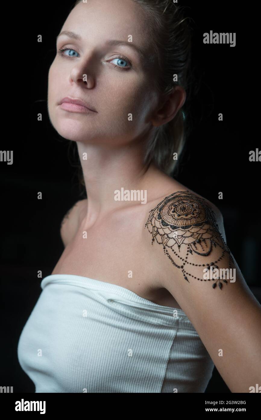 Femme avec tatouage au henné sur son épaule Banque D'Images
